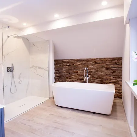 In Front Of The Sea With Natural Swimming Pond *